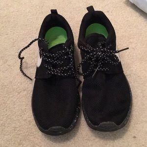 Black mesh sneakers